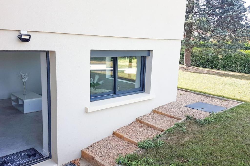 Le Petit Castel, Portes De Lyon Chazay-d'Azergues Экстерьер фото